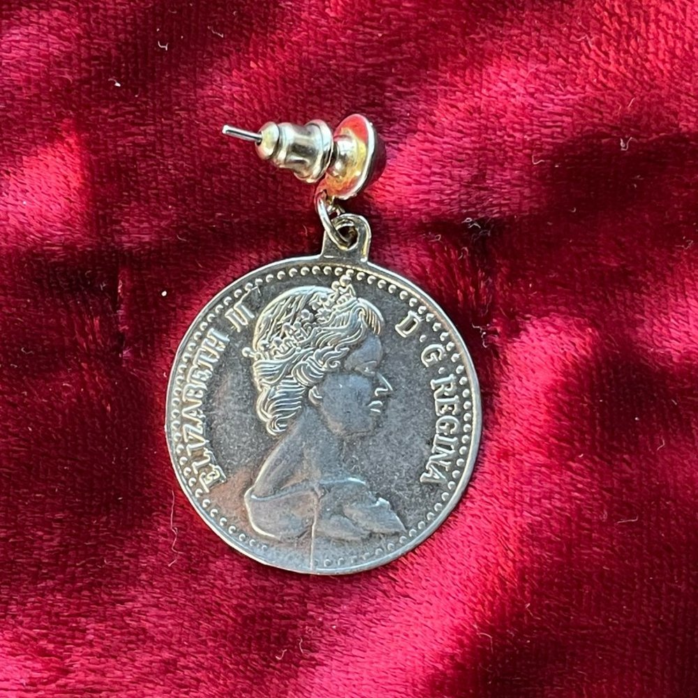 ⭐️HP⭐️VTG▪️Queen Elizabeth II D.G. Regina Commemorative Pierced Coin Earrings - Picture 5 of 6